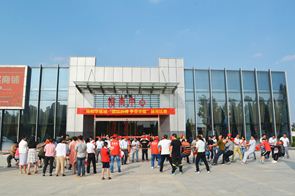 “團結拼搏，爭榮華耀”，南陽華耀城舉行員工拔河比賽